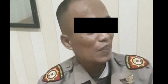 Polisi Gadungan saat diintrogasi Kepolisian Sampang .