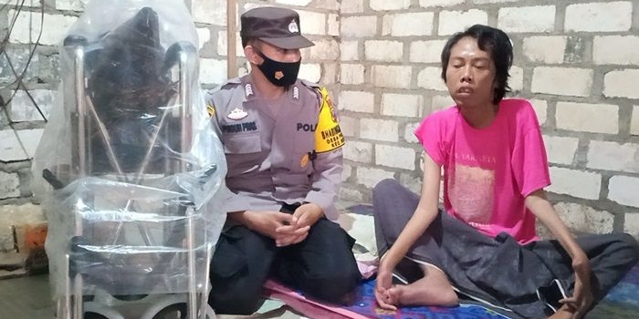 Sungkono terharu saat menerima bantuan kursi roda dari Bhabinkamtibmas Polsek Rengel Bripka Puguh Prasetyo.