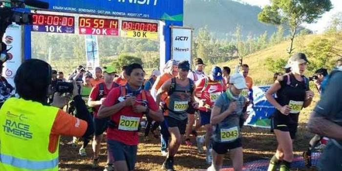 Untuk pelari jarak menangah dan pendek diberangkatkan pagi hari. (foto: detik)
