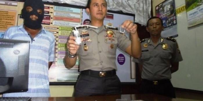 Kabag Ops Polres Lamongan, Kompol Arif Mukti menunjukkan SS yang diamankan. foto: Haris/BangsaOnline.com
