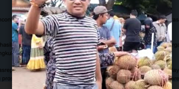 Gus Tiban, salah satu pecinta Durian yang membeli satu pikulan penuh Durian Pasar Pasrepan