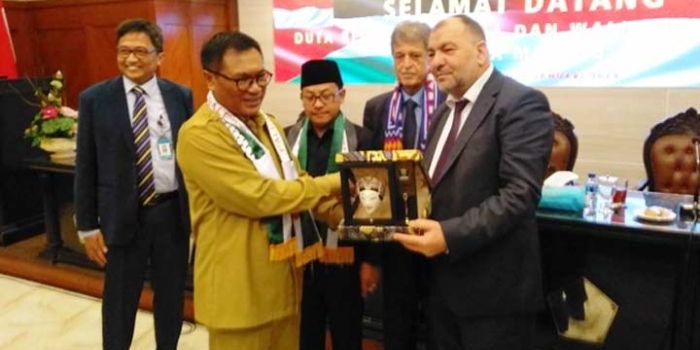 Kedua wali kota berbeda negara itu saling memberi tali asih.