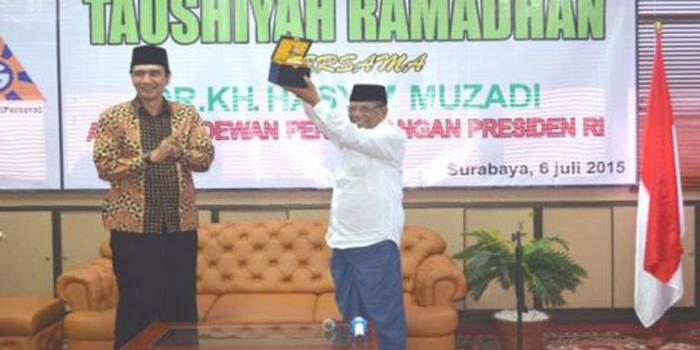 KH. Hasyim Muzadi menerima tali cindra mata dari Direktur Utama PT Garam Usman Perdanakusuma. foto: PT. Garam