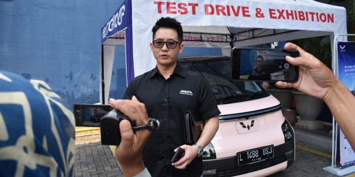 Operational Manager Wuling Arista Jatim, Yansen Tan, saat memberi keterangan kepada awak media. Foto: Ist