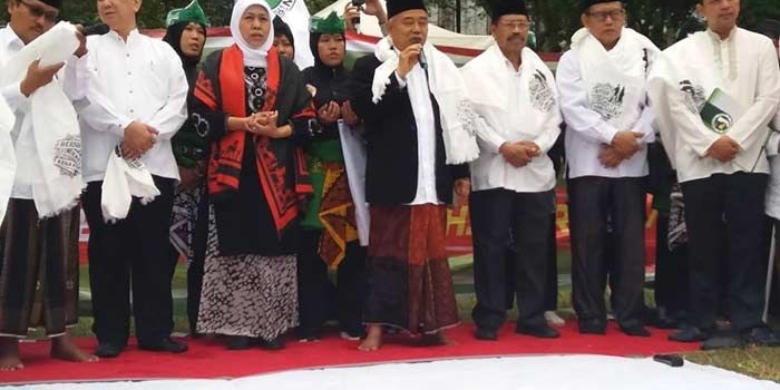 Dr. KH. Asep Saifuddin Chalim, MA, Dra Khofifah Indar Parawansa, M.Si, Ketua JKSN K.H. Roziqi dan rombongan saat acara Deklarasi Jaringan Kiai-Santri Nasional (JKSN) Dukung Jokowi-Ma