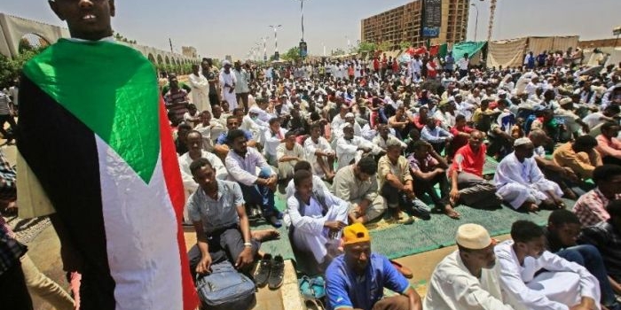 rakyat Sudan, menuntut kepada kekuasaan sipil. foto: net