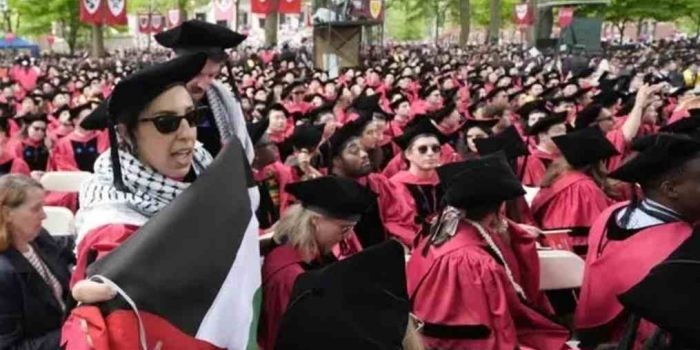 Ratusan wisudawan walk out sebagai ekspresi protes terhadap Universitas Harvard yang tidak meluluskan 13 mahasiswanya karena membela Palestina. Foto: AP Photo/detik.com