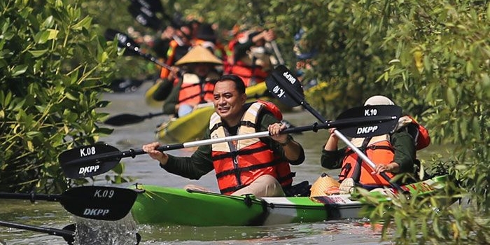 Wali Kota Surabaya, Eri Cahyadi, saat berada di Kebun Raya Mangrove.