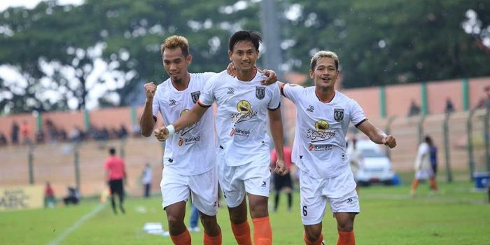 Striker Persibo Diego Banowo merayakan golnya yang dicetak ke gawang PSM Madiun. Foto: EKY NURHADI/ BANGSAONLINE