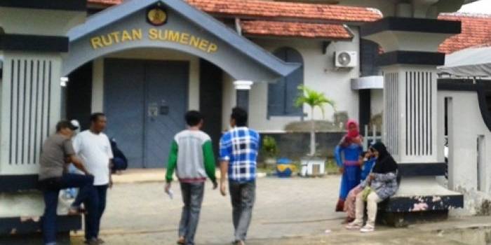 Sejumlah keluarga penghuni Rutan Kelas II B Sumenep sedang menunggu jadwal besuk di pintu masuk Rutan Kelas II B Sumenep. foto: Faisal/BangsaOnline.com