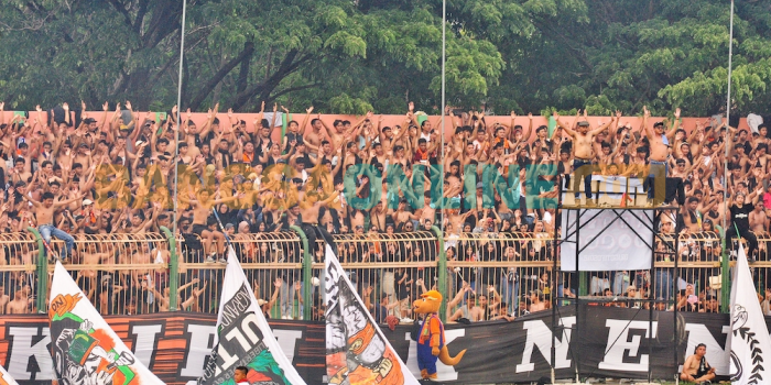 Ribuan supporter Persibo Bojonegoro memenuhi stadion Letjen H Soedirman Bojonegoro (foto: Hadi)