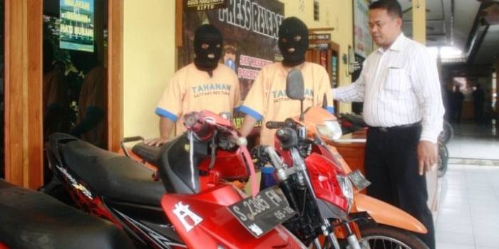 Tersangka beserta barang bukti berupa motor. Suwandi/BangsaOnline