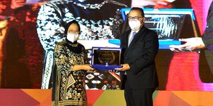 Panggung itu menjadi tempat penyerahan piagam penghargaan pemenang Scroll of Honour 2020 dan sekaligus menjadi tempat pagelaran seni budaya.