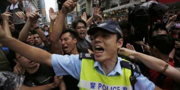 ?Para demonstran menuduh polisi bekerja sama dengan para preman. Foto: reprobbc