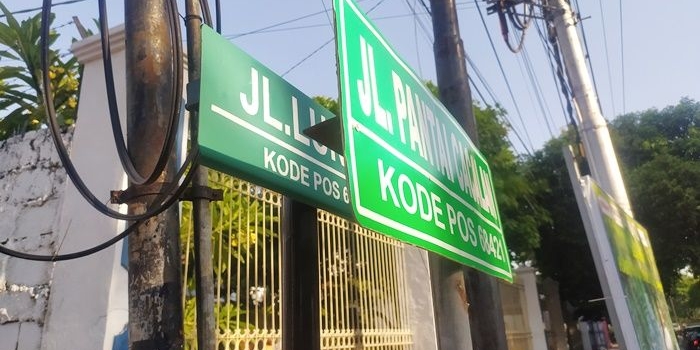 Plang kedua nama jalan yang terletak di Lingkungan Sukowidi, Kelurahan Klatak, Kecamatan Kalipuro.