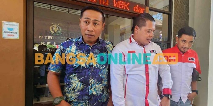 Gubenur Lira, Syamsudin saat mendatangi Kejari Kabupaten Probolinggo. Foto: ANDI SIRAJUDIN/BANGSAONLINE