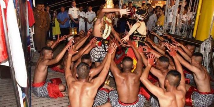 Salah satu penampilan tari tradisional di geladak KRI Bimasuci.