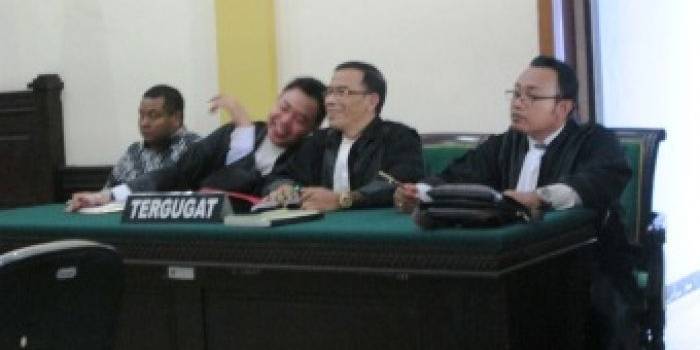 DIADILI – Terdakwa Matadi didampingi tiga pengacaranya dalam sidang KDRT di PN Mojokerto, kemarin. foto: agus/BANGSAONLINE