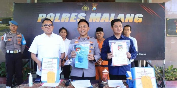 Konferensi pers terkait korupsi dana desa di Mapolres Malang.