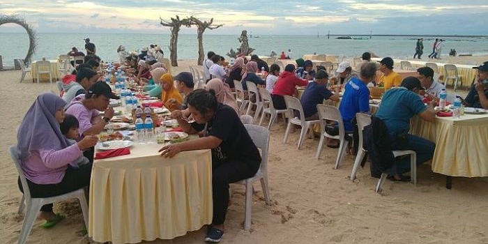 Rombongan wartawan dan karyawan HARIAN BANGSA dan BANGSAONLINE.com saat menikmati sun set dan makan ikan bakar di pantai Jimbaran Bali. Foto: MMA/BANGSAONLINE.com