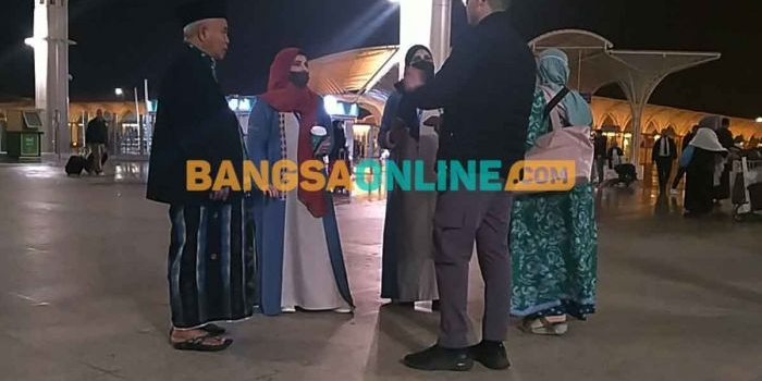 Tampak dua wanita muda petugas Bandara King Mohammad Bin Abdul Aziz Madinah menjelaskan tentang transportasi kepada Prof Dr KH Asep Saifuddin Chalim, MA dan Nyai Hj Alif Fadhilah, istrinya. Foto: M Mas