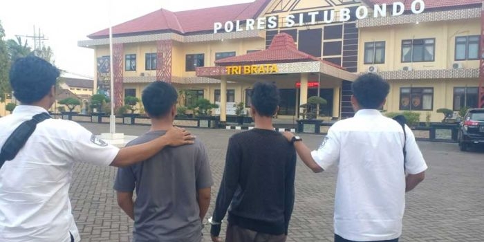 Polisi saat mengamankan 2 tersangka pengedar pil trex.