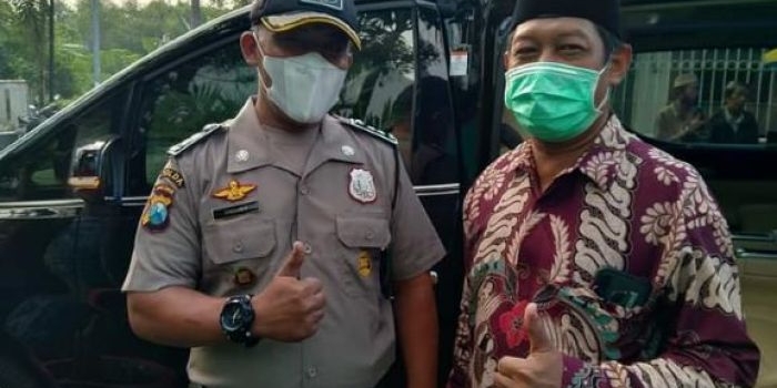 Pak Dadang, Satpam Pondok Pesantren Amanatul Ummah Surabaya diajak foto bersama H. Sururi, Ketua PW Pergunu Jawa Timur. foto: mma/ bangsaonline.com