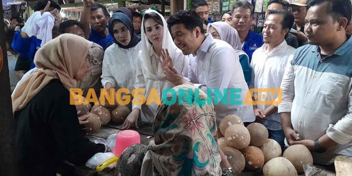 Emil Dardak saat berbincang dengan pedagang Pasar Larangan, Sidoarjo. Foto: MUSTAIN/BANGSAONLINE