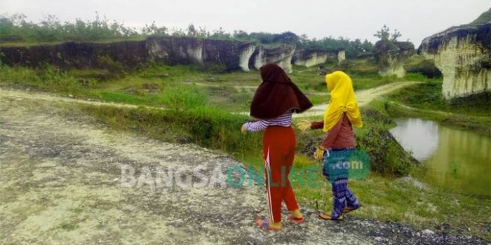 Pengunjung Jurang Krowak menikmati eksotisme obyek wisata di bekas lahan tambang galian C di Desa Bringin. foto: ZAINAL/ BANGSAONLINE