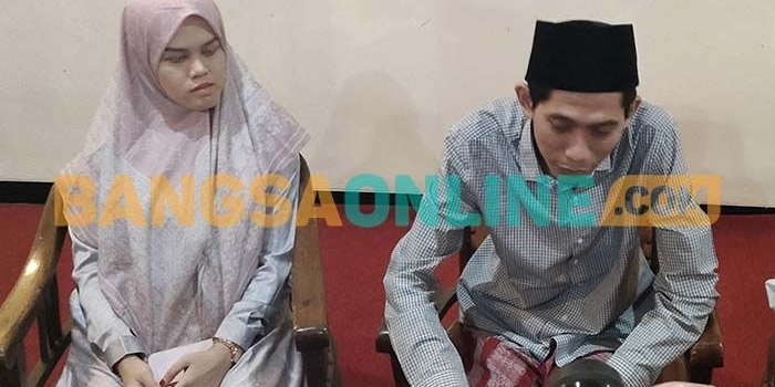 Imaz Fatimatuz Zahra atau yang akrab disapa Ning Imaz bersama suaminya, Gus Rifqil Muslim, saat memaafkan Eko Kuntadhi di Ponpes Lirboyo. Foto: MUJI HARJITA/BANGSAONLINE