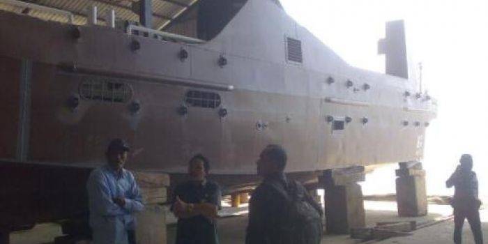 Kapal-kapal pesiar yang sedang dikerjakan PT Orela Shipyard di Desa Ngimboh, Ujung Pangkah. (foto: syuhud/BANGSAONLINE)