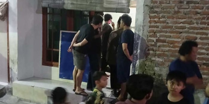 Warga mendatangi lokasi kejadian usai peristiwa penganiayaan. 