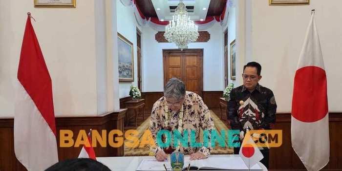 Pj Gubernur Jatim saat menerima Dubes Jepang untuk Indonesia di Gedung Negara Grahadi, Surabaya. Foto: DEVI FITRI AFRIYANTI/BANGSAONLINE 