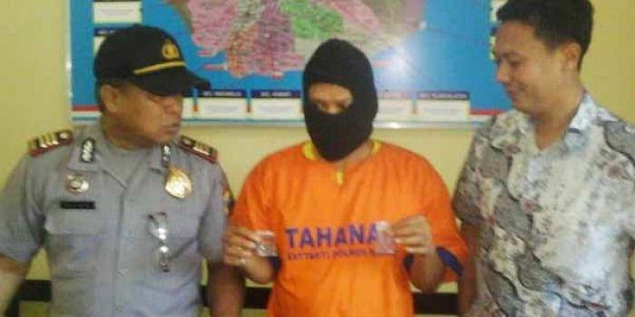 Pelaku bersama barang bukti saat diamankan di Mapolres Kediri. (foto: dendi kurniawan/BANGSAONLINE)