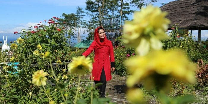 Puti saat menikmati pemandangan di Taman Agro Margomulyo (TAM) kawasan wisata Gunung Kelud, Kabupaten Kediri.