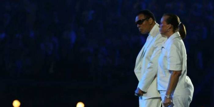 Muhammad Ali didampingi istrinya, Lonnie, tampil di depan publik, seperti di Olimpiade London pada 2012. foto: repro bbc