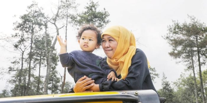 Gubernur Khofifah bersama sang cucu saat menikmati pemandangan Bukit Jengkoang di Kota Batu.