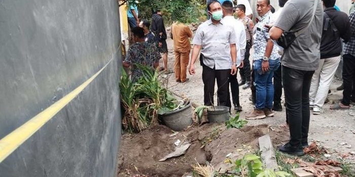 Kondisi makam balita berusia 4 tahun yang ternyata menjadi korban penganiayaan oleh kedua orang tuanya di Kediri, Selasa (25/6/2024).