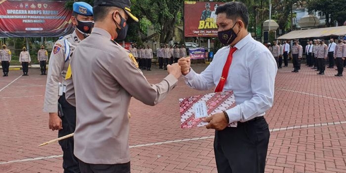 Ipda Arif Karnawan (kanan) saat menerima penghargaan dari Kapolres Malang AKBP R. Bagoes Wibisono.