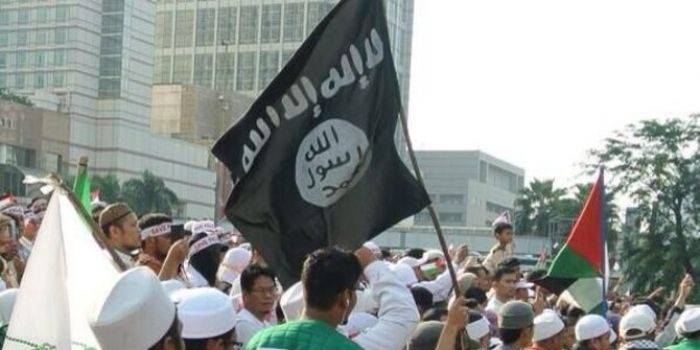 Bendera ISIS berkibar diantara pendemo di Bundaran HI Jakarta. Foto: merdeka.com 