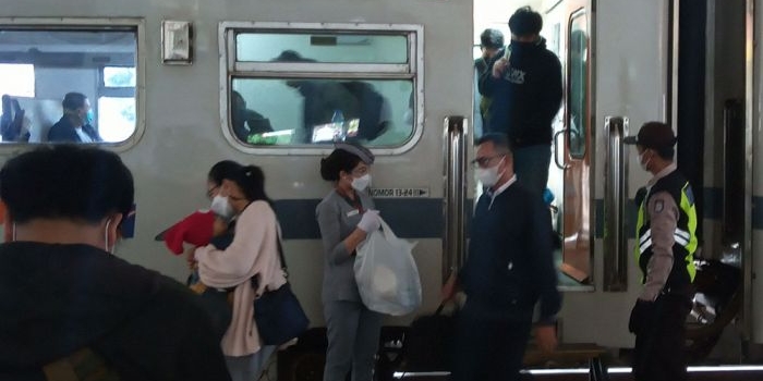 Penumpang saat turun dari kereta api di Stasiun Madiun.