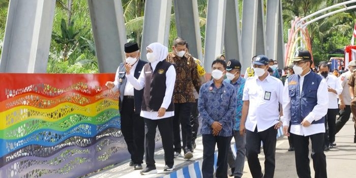 Gubernur Khofifah didampingi Bupati Sanusi melakukan peninjauan Jembatan Pelangi. foto: ist.