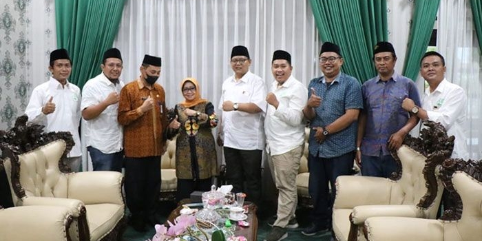 Bupati Jombang, Mundjidah Wahab, saat menerima apresiasi dari Forkom Jurnalis Nahdliyin. Foto: Ist