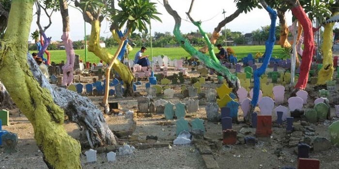 Makam Warna-Warni Desa Balongdowo, Kecamatan Candi. (foto: ist).