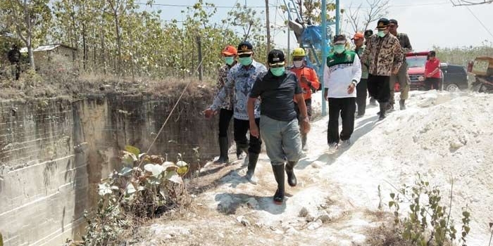 Wabup Noor Nahar Hussein (depan) saat meninjau lokasi gua di Desa Jadi, Kecamatan Semanding.