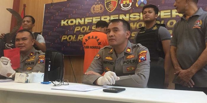 Pelaku pembacokan diapit oleh Kapolsek Wonocolo Kompol M. Sholeh dan Kasi Humas Polrestabes Surabaya AKP Haryoko Widi.